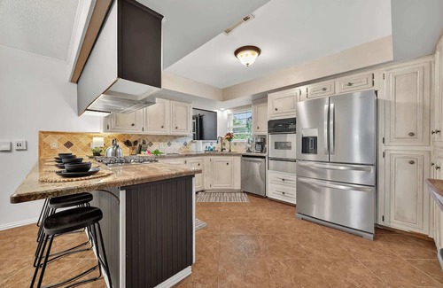 El Lago House | Luxury Stay Pool Firepit Game Room & BBQ