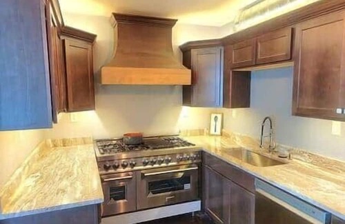Royal Oak Apartment | *Cook!* Entire 2 King BR suite at MicroLux
