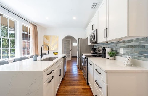 San Marco House | Luxury Oasis + Guest Suite Pool, Hot Tub & Grill Patio