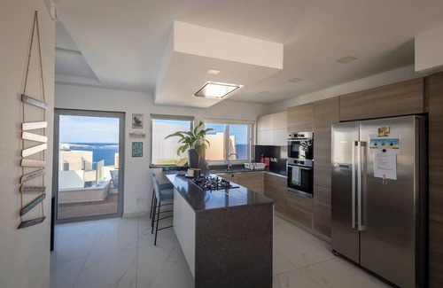 Bugibba Apartment | Seaview penthouse in charming San Pawl il-Baħar with AC