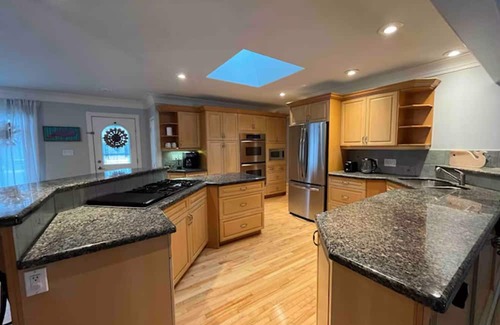 Golden House | Cozy Spacious Home in the Town of Golden - walking distance - Pet-Friendly