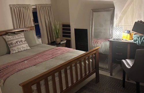 Bushey Bed & Breakfast | Flint Cottage B&B