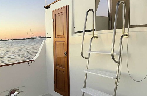 Recinto Portuario Boat Rental | Luxurious 2-bedroom Yacht in enchanting Puerto Peñasco with AC