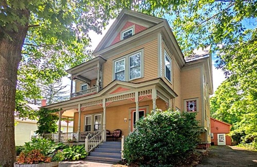 Shelburne Falls Apartment | 2 Twin beds on 1st floor with En-suite bathroom.