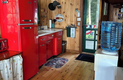 Jefferson Cabin | Cozy lakefront cabin on Damariscotta Lake, relax & enjoy summer as it should be.