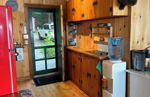 Jefferson Cabin | Cozy lakefront cabin on Damariscotta Lake, relax & enjoy summer as it should be.