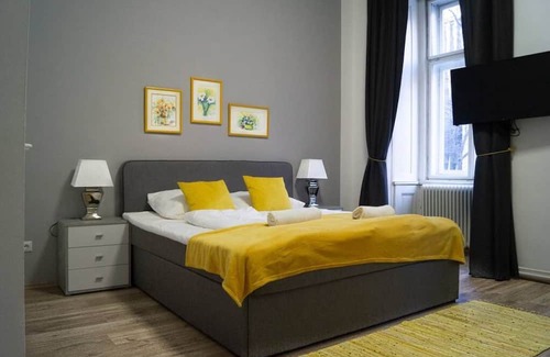Mariahilf Hotel | Shopping Paradise 9BR Complex Ideal for 23 People