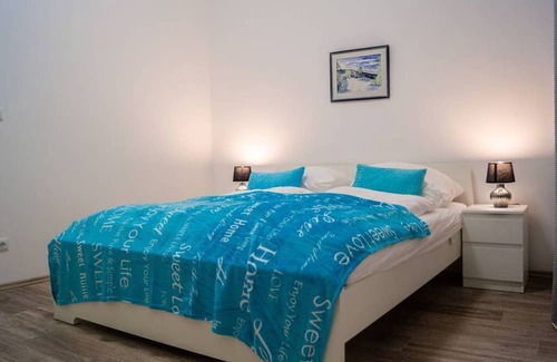 Mariahilf Hotel | Shopping Paradise 9BR Complex Ideal for 23 People
