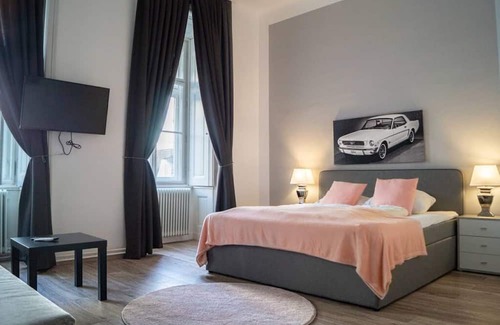 Mariahilf Hotel | Shopping Paradise 9BR Complex Ideal for 23 People