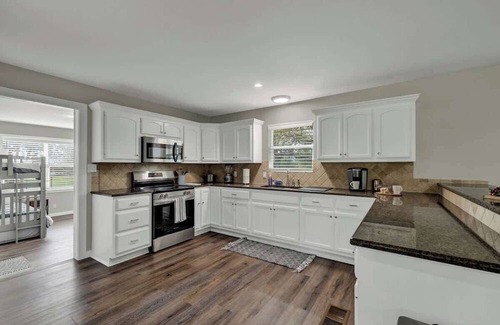 Fredericksburg House | River Oaks Retreat: Dual-Home Escape w/Hot-tubs!