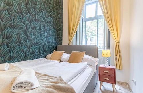 Mariahilf Hotel | Cozy Double Room w/Yardview - Perfect Shopping