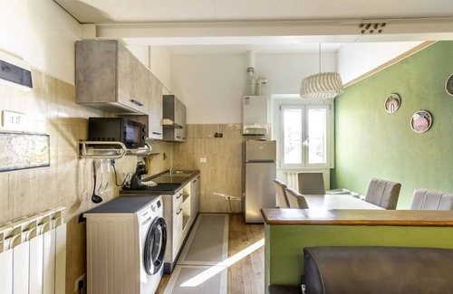 Isolotto Apartment | Cozy 50 sqm apartment, able to accommodate up to 6 people, located on the second floor of a period building (NO elevator). The property, located on the Lungarno, in the Ponte alla Vittoria area, just a few minutes' walk from Parco delle Cascine, is the i