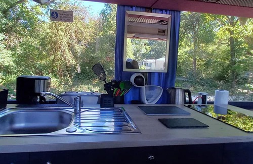 Bourg House | Unique and unusual: "Iliade" bus in a green and relaxing environment