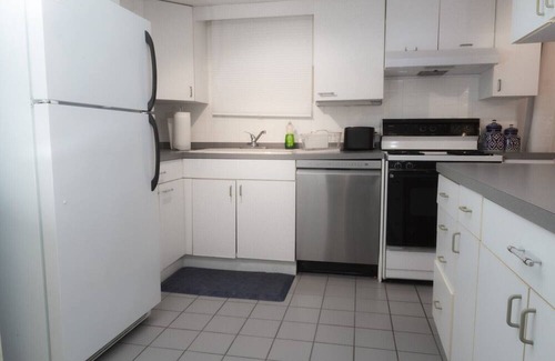 Des Plaines House | Des Plaines/Chicago Midcentury 2-Bedroom Guesthouse