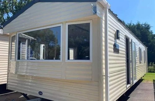 Felixstowe House | Felixstowe beach holiday park caravan/mobile home 5 minute walk to the beach