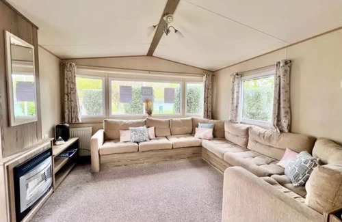 Felixstowe House | Felixstowe beach holiday park caravan/mobile home 5 minute walk to the beach