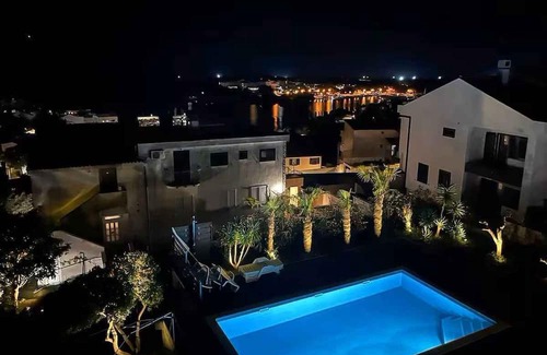 Pjescana Uvala Apartment | Holiday apartment Flat with pool