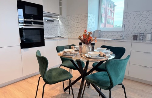 Coombe Hill Apartment | Luxury 2Bed Flat with Gym, Cinema and Games Room in Wimbledon London