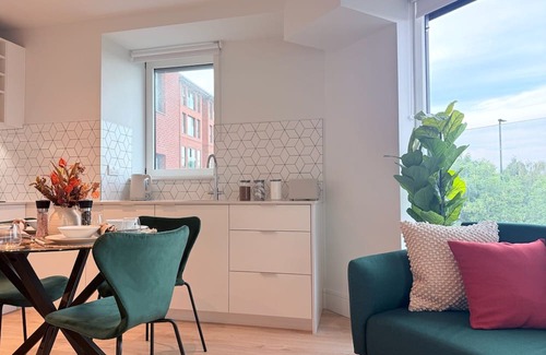 Coombe Hill Apartment | Luxury 2Bed Flat with Gym, Cinema and Games Room in Wimbledon London