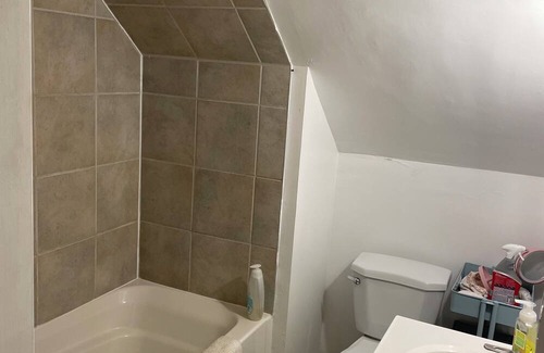 Sunnyside House | Steps from KGH, Queen's U and the Pier!