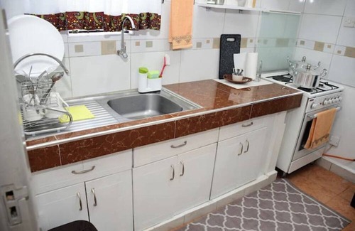 Mbotela House | Zoya - 1 Bed/rm, Twin Single Beds near JKI Airport