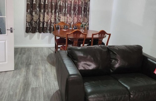 Goresbrook House | Cosy Dagenham Retreat for family