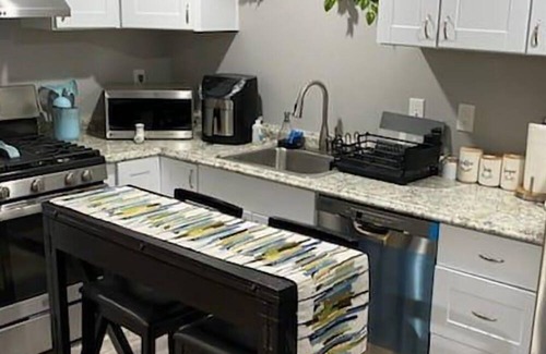 Lake Hills House | 2BR guest suite downtown Bellevue - Free parking