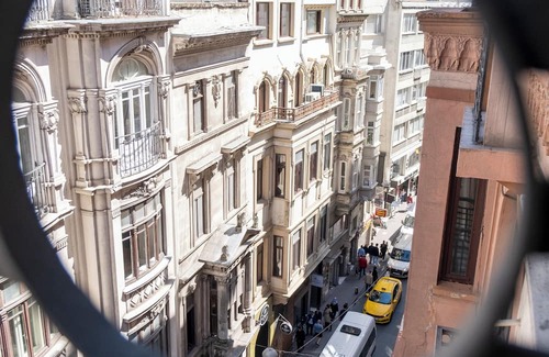 Cihangir Apartment | 3-Bedroom Central Chic Apartment with Elevator, Balcony, and Modern Furnishings