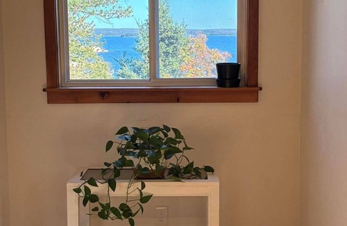 Queensland House | Bay views, trails, beaches, fresh air & quality well water. Monthly Rentals!