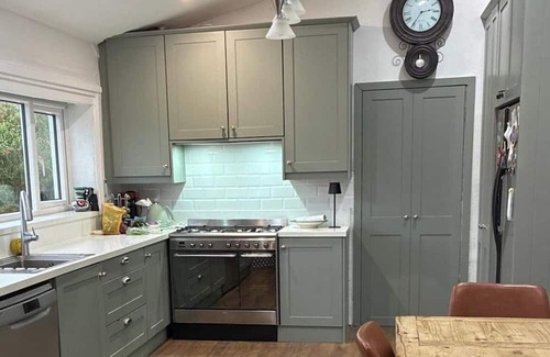 Shiplake House | Family-Pet Friendly-Sleeps 8-Hot Tub-Sauna