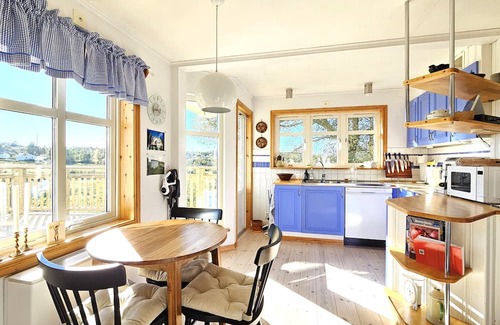 Kyrkesund Ski Chalet | Family-friendly house close to sea & nature in Klövedal | SE09145