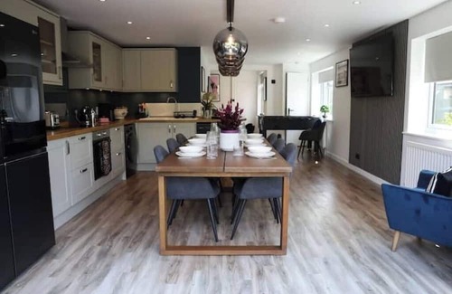 Earley Villa | Cosy Refurbished 4-Bed Home | Double Parking | Near Legoland & Reading