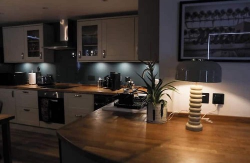 Earley Villa | Cosy Refurbished 4-Bed Home | Double Parking | Near Legoland & Reading