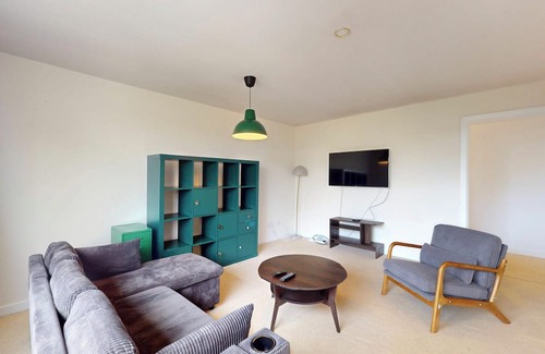 Brondesbury Apartment | Spacious 2Bed Apartment-5min Walk to Kilburn Tube