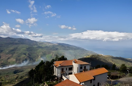 Motta d'Affermo House | Holiday Home 'Apollo' with Sea View and Wi-Fi