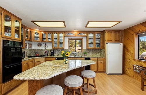 Fawnskin Cabin | Lakeview cabin with BBQ, pool table, jetted tub, just a short walk to marina!