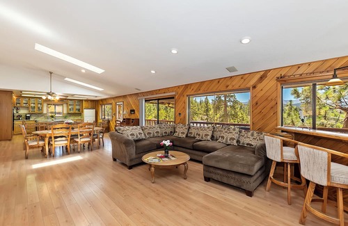 Fawnskin Cabin | Lakeview cabin with BBQ, pool table, jetted tub, just a short walk to marina!