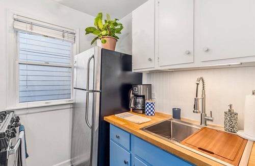 Sheffield Neighbors Cottage | Private Cozy Cottage House in Lincoln Park w/Porch