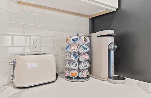 Mantua Apartment | The Chic Haven 2-bedroom apartment in peaceful Philadelphia with AC near Zoo