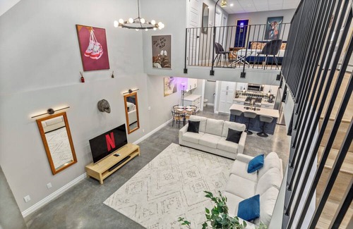 Tuxedo Park House | Calgary Finest Open Concept Loft near Downtown