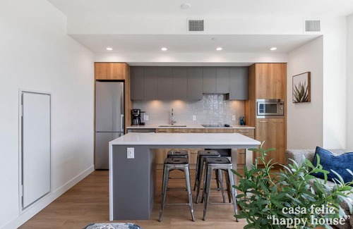 South Pandosy Apartment | Lakeside Retreat w/Rooftop Pool, Hot Tub, Firepits & BBQs – 10 min to Downtown