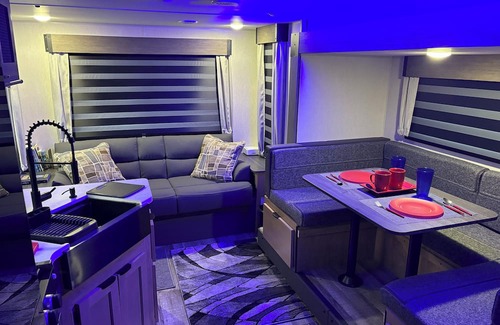 Florence House | Comfy RV with Hi Speed WiFi & Fire Pit centrally located in quiet neighborhood.