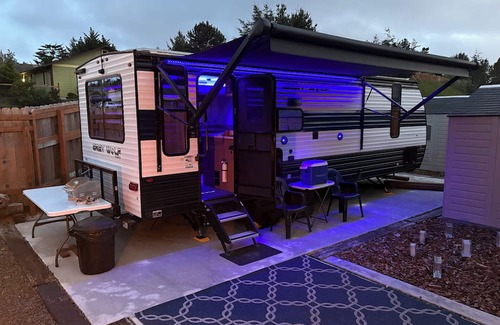 Florence House | Comfy RV with Hi Speed WiFi & Fire Pit centrally located in quiet neighborhood.