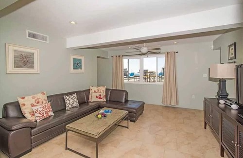 Laie House | Ka Hale Kai - AC, Beachfront