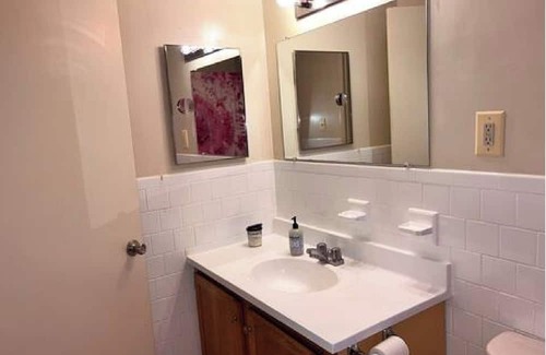 West Baltimore Apartment | Charming 1-bedroom apartment with WiFi, AC in superb Baltimore