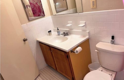West Baltimore Apartment | Charming 1-bedroom apartment with WiFi, AC in superb Baltimore