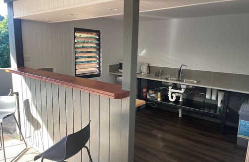 Mission Beach Apartment | Rainforest King Rooms | Shared Kitchen + Lounge | Sleeps 2–8