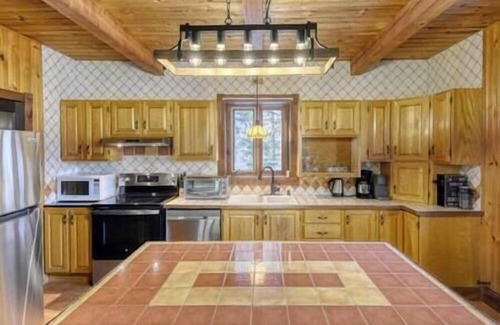 St-Adolphe-d'Howard House | Le Bûcheron: Rustic Chalet + Private Spa & Lake