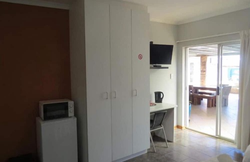 Fichardt Park Apartment | Orchard Guesthouse Double Room with Pool View