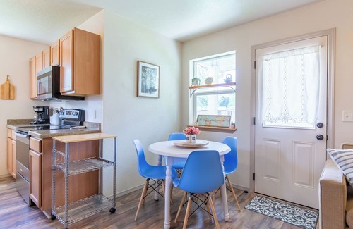 Westside House | Charming 2BR Townhouse Retreat, Modern & Cozy w/a Patio!
